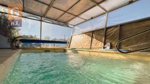 una piscina con una grande finestra e acqua di Casa de Vacaciones Armonía a Punta Colorada