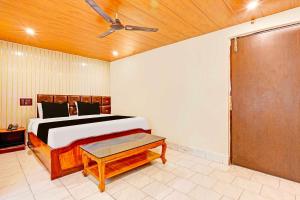 a bedroom with a bed and a wooden ceiling at Collection O Vijayawada South India Shopping Mall in Vijayawāda