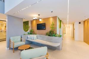 un soggiorno con un divano e una TV di Flat Região Nobre a Curitiba