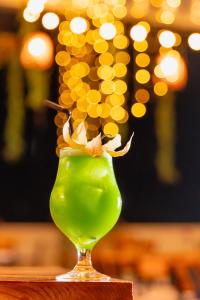 a green drink sitting on top of a table at Hotel Konford Cañete in Imperial