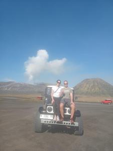 deux hommes assis à l'arrière d'un camion dans l'établissement Blue Flame, à Tamansuruh