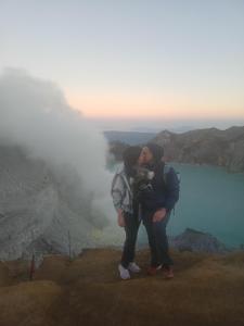 deux personnes s'embrassant au sommet d'une montagne dans l'établissement Blue Flame, à Tamansuruh