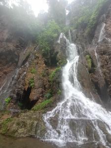 une cascade sur le côté d'une montagne dans l'établissement Blue Flame, à Tamansuruh