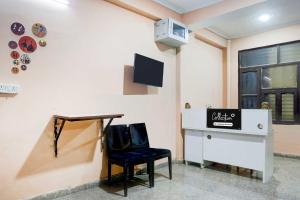 TV a/nebo společenská místnost v ubytování Collection O Sheetla Colony + 16 fotografií