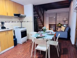 Kuchyň nebo kuchyňský kout v ubytování Monterrico Polo Apart 4 - Frente Embajada USA