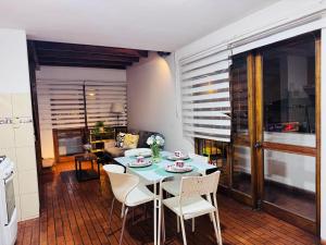 Posezení v ubytování Monterrico Polo Apart 4 - Frente Embajada USA