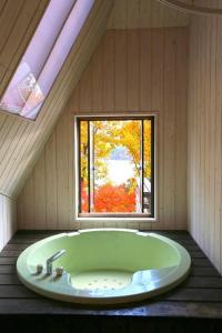 Φωτογραφία από το άλμπουμ του Cabin F Lake Saiko 1 min Mt Fuji Lakeview Villa Sleeps 10 BBQ Jacuzzi σε Fujikawaguchiko +26 φωτογραφίες