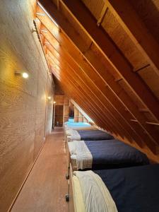 Ένα ή περισσότερα κρεβάτια σε δωμάτιο στο Cabin F Lake Saiko 1 min Mt Fuji Lakeview Villa Sleeps 10 BBQ Jacuzzi