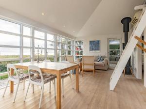 Χώρος καθιστικού στο 4 person holiday home in Martofte-By Traum