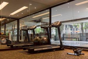 une rangée de vélos d'exercice dans une salle de sport dans l'établissement Le Bali Resort & Spa, à Pattaya (nord)