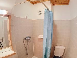 Koupelna v ubytování Chambre cosy près du centre de Val d'Isère, 5 mins des pistes, casier à ski, navettes gratuites - FR-1-518-128