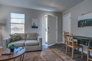 Χώρος καθιστικού στο Serene Simplicity Close To I-55 Graceland Airport +11 φωτογραφίες