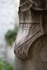 incisione in pietra di un edificio su un muro di Apartment Toma a Trogir