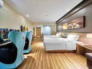 BaodingにあるIU Hotel Baoding Yuhua East Road Passenger Centerのホテルルーム(ベッド1台、ギター付)