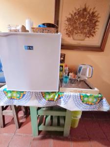 a kitchen counter with a table with a computer on it at Hospedaje Lo de anita in Matheu