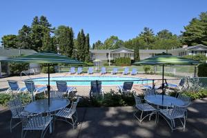 Colonial Inn Harbor Springs tesisinde veranda veya açık alan