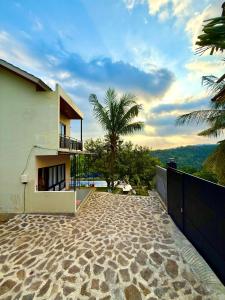 Casa con balcón y palmera en Villa Marlinda, en Narmada