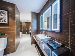 Un baño con lavabo e inodoro en Xana Hotelle Jinan Wuanfu Interchange Huafu International Square, en Jinan 185 fotos más