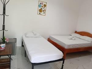 Ένα ή περισσότερα κρεβάτια σε δωμάτιο στο M and A Guesthouse