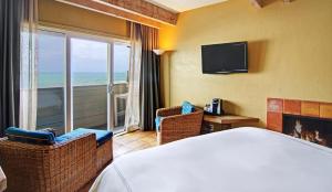 TV a/nebo společenská místnost v ubytování Cypress Inn on Miramar Beach