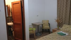 una camera con un letto, un lavandino e un tavolo di Musical Pansion Radgost, Rtanj a Rtanj Altre 37 foto