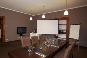 Televízia a/alebo spoločenská miestnosť v ubytovaní A' PROPOS Hotel, Restauracja, Club