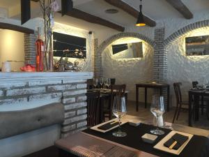 Reštaurácia alebo iné gastronomické zariadenie v ubytovaní Hostal Ribas