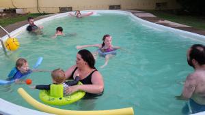 eine Gruppe von Menschen in einem Schwimmbad in der Unterkunft Millers Cottage Motel in Wangaratta