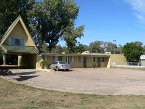 une maison avec une voiture garée sur un parking dans l'établissement Millers Cottage Motel, à Wangaratta