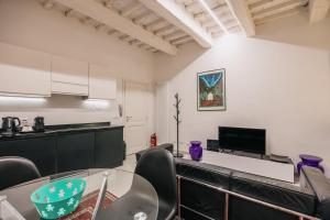 a kitchen with a table and chairs in a room at Suite d'Art - Centro Storico di Arezzo in Arezzo