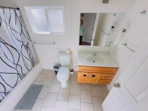 Ένα μπάνιο στο Central Berkeley Garden Oasis