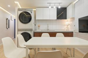 Η κουζίνα ή μικρή κουζίνα στο Seodam Stay - 8 Min Walk from Seoul Station Well-Connected #Hongdae #DDP +11 φωτογραφίες