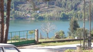 a car parked on a road near a lake at Nossa Senhora do Pranto in Ferreira do Zêzere