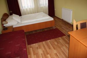Łóżko lub łóżka w pokoju w obiekcie Rábensteiner Panzió