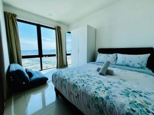 Un pat sau paturi într-o cameră la Setia Alam Nordic Trefoil 2 Bedrooms Home-Walk to Setia City Mall & & Setia City Convention Centre +102 fotografii