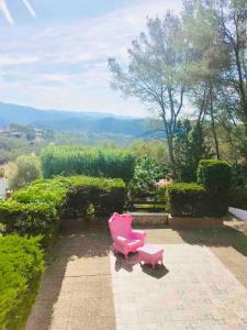 OlivellaにあるVilla Wanderlust Sitges Hills Exclusive pool only familiesのピンクの椅子
