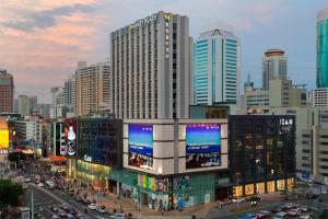 una ciudad con edificios altos y una calle con coches en Hyatt Place Shenzhen Dongmen, en Shenzhen