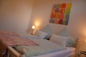 ベルヒテスガーデンにあるVilla Maxのベッドルーム1室(壁に絵画が描かれたベッド1台付)
