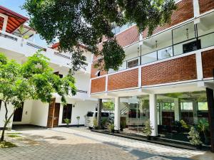 an office building with glass windows and a courtyard at Unic Residence And Transit Hotel in Katunayaka