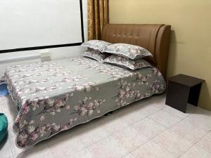 Ένα ή περισσότερα κρεβάτια σε δωμάτιο στο Sofya Homestay Kangar