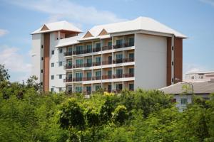 un edificio blanco con balcones en un lateral en The Icon Place 2 @ Nurn Plub Wan, en Pattaya central