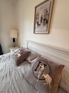 ein Schlafzimmer mit einem Bett mit einem Hund drauf in der Unterkunft Luxury stylish Kincora Townhouse in Killaloe