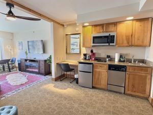 Køkken eller tekøkken på Top Floor Studio with Pool Hot Tub ski in-out