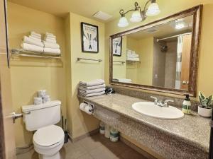 Et badeværelse på Top Floor Studio with Pool Hot Tub ski in-out