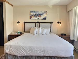 En eller flere senge i et værelse på Top Floor Studio with Pool Hot Tub ski in-out + 11 billeder