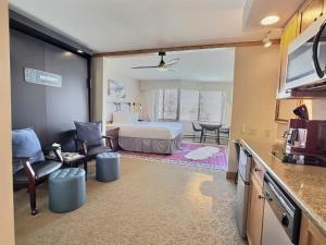 Køkken eller tekøkken på Top Floor Studio with Pool Hot Tub ski in-out