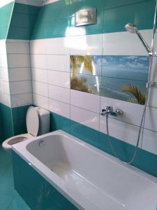 Ett badrum på Morska Zvezda Guest House