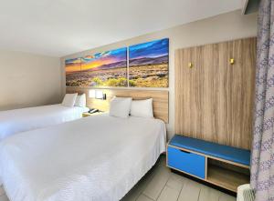 Una cama o camas en una habitación de Days Inn by Wyndham McAllen 35 fotos más