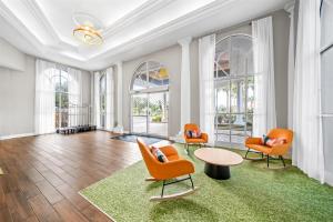 Posezení v ubytování Spark by Hilton Orlando near Universal