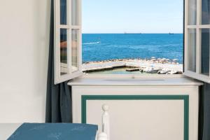 Habitación con ventana y vistas al océano. en Mercure Civitavecchia Sunbay Park Hotel, en Civitavecchia